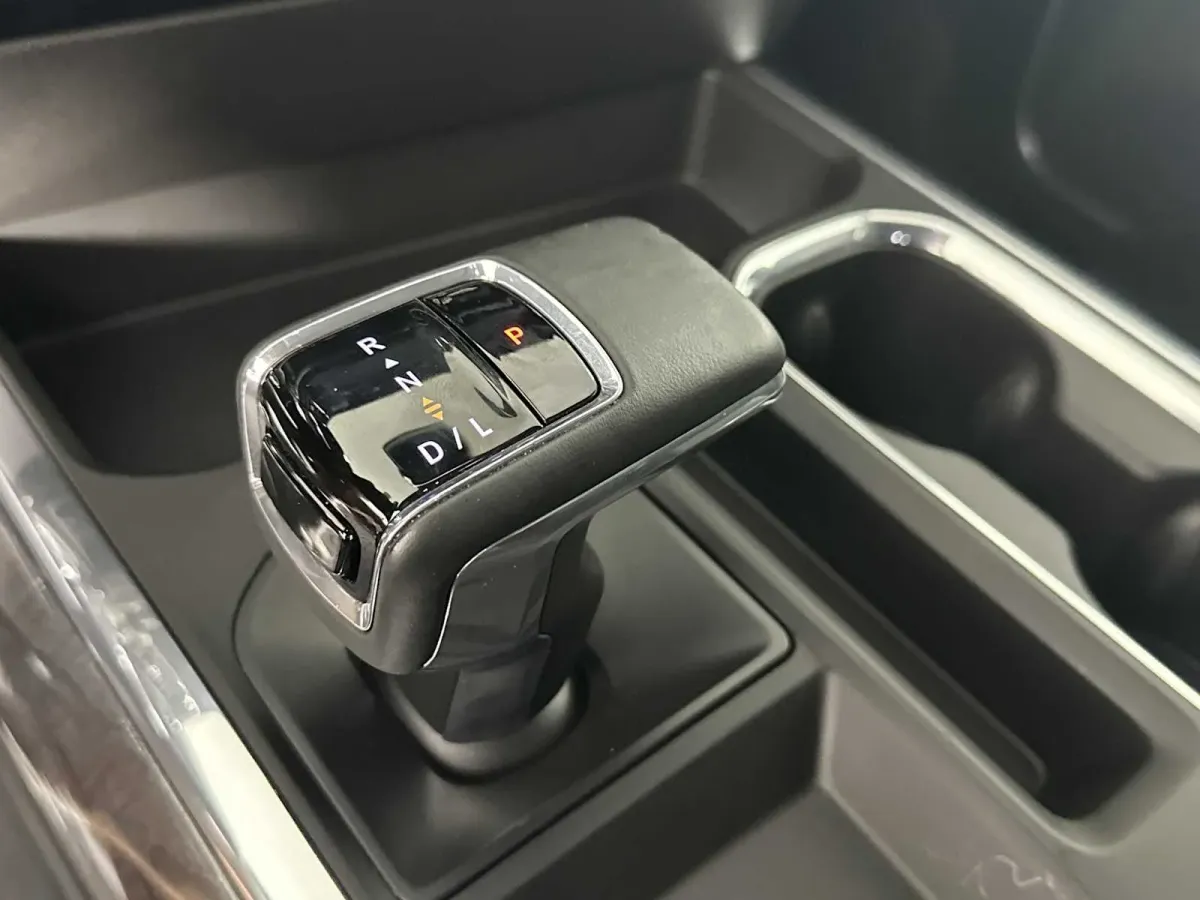 2025 Chevrolet Silverado 1500 LTZ thumbnail 36