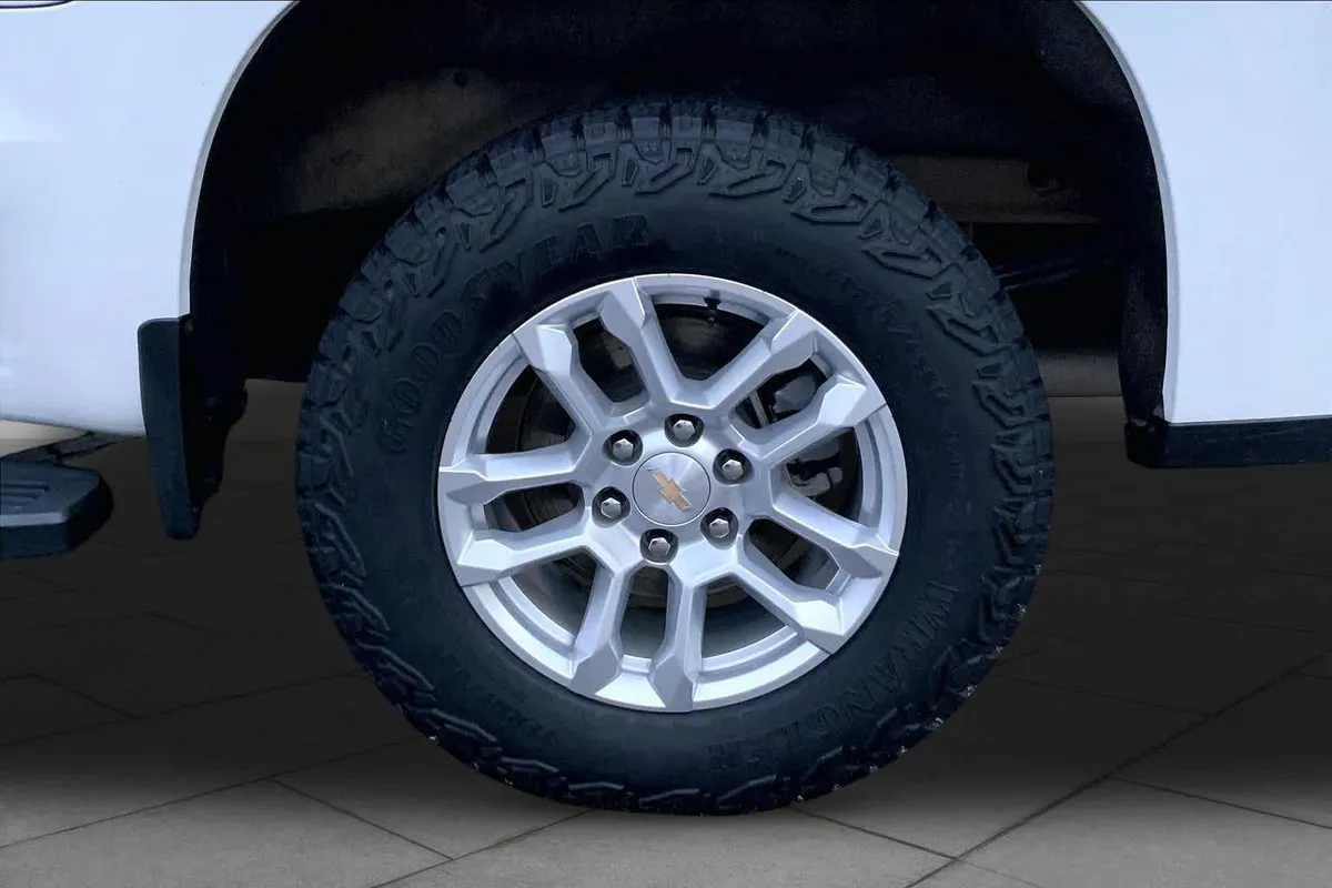 2025 Chevrolet Silverado 1500 LTZ thumbnail 11