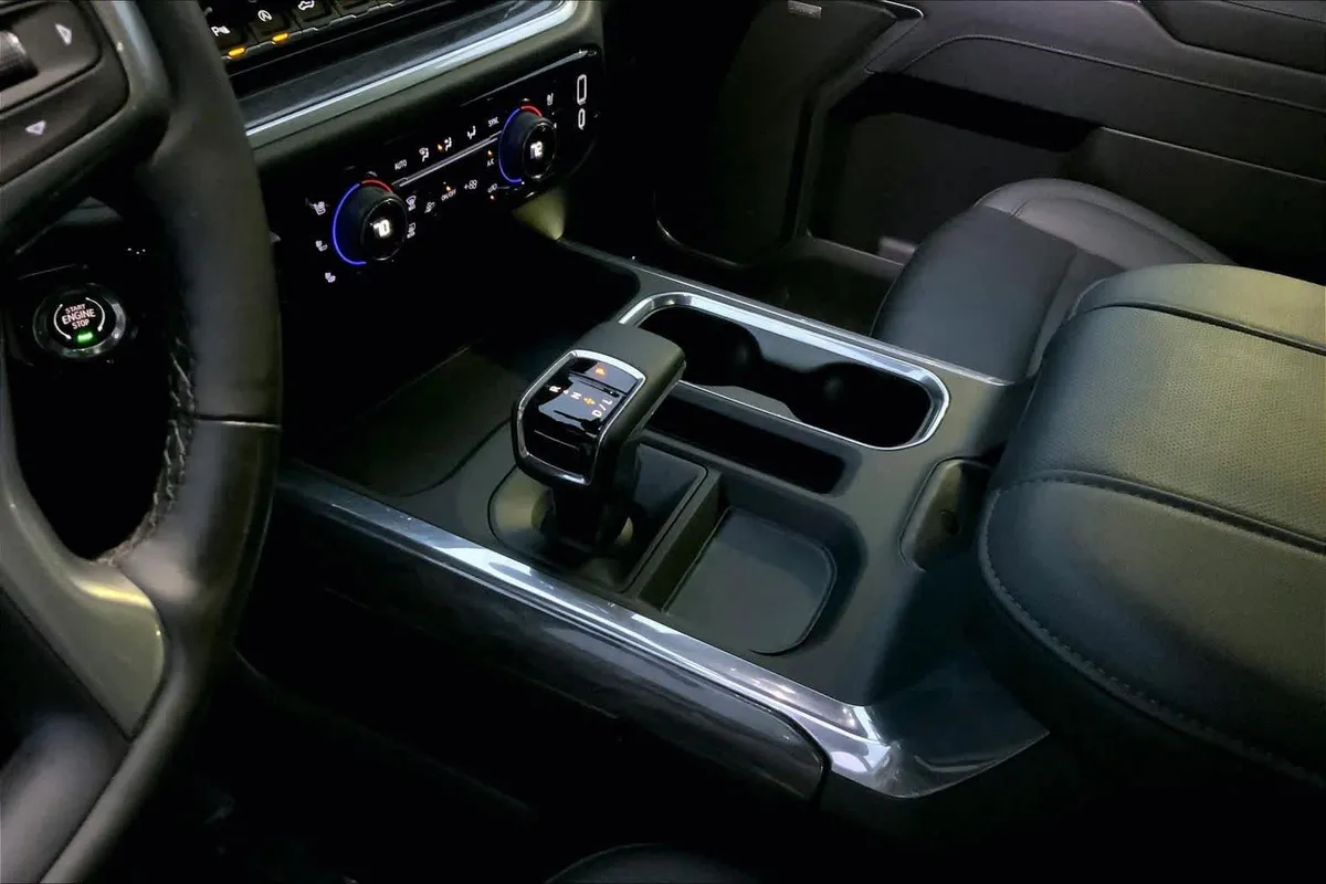 2025 Chevrolet Silverado 1500 LTZ thumbnail 16