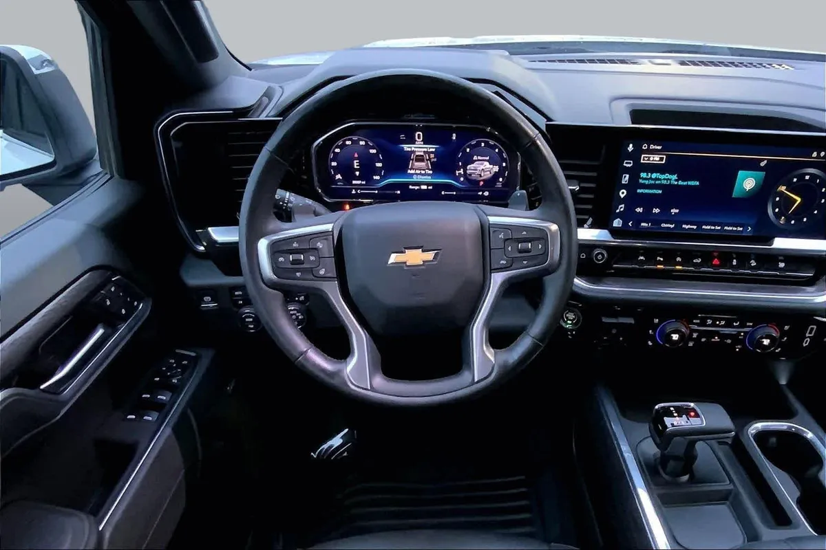 2025 Chevrolet Silverado 1500 LTZ thumbnail 6