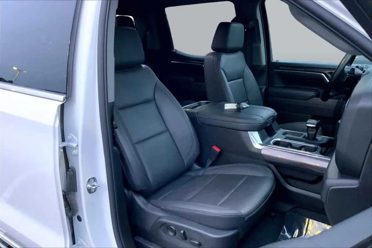 2025 Chevrolet Silverado 1500 LTZ thumbnail 9