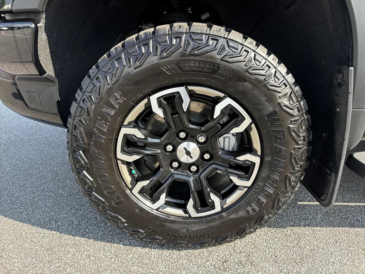 2025 Chevrolet Silverado 1500 ZR2 thumbnail 12