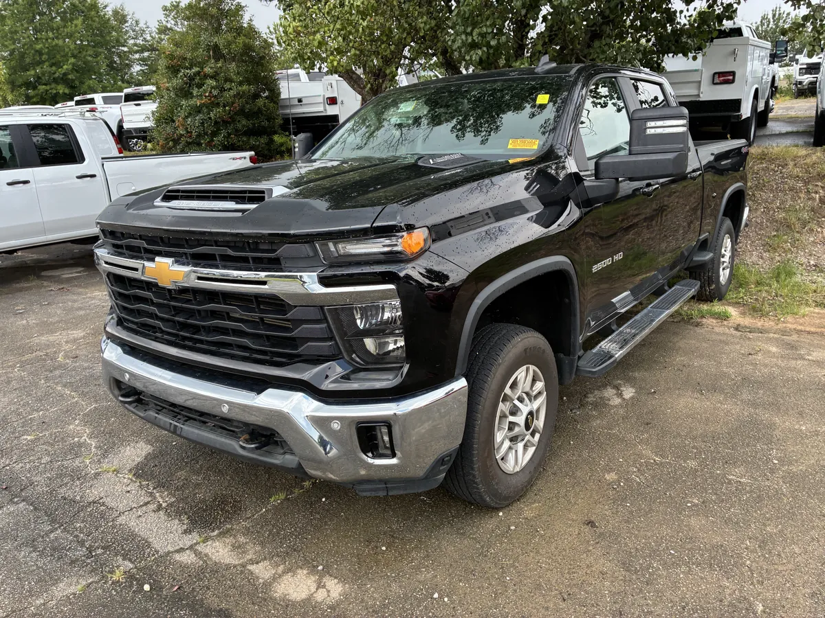 2025 Chevrolet Silverado 2500 HD LT thumbnail 3