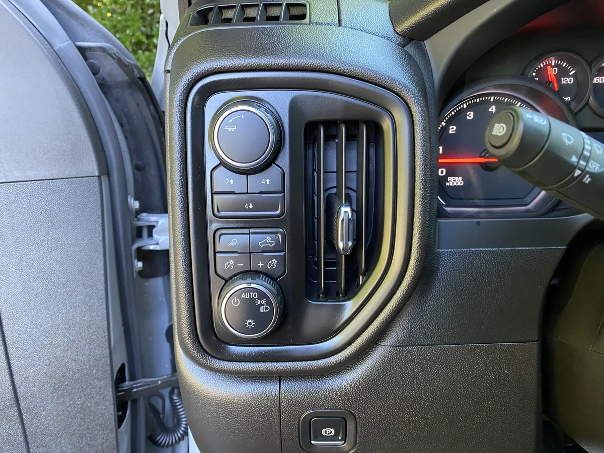 2025 Chevrolet Silverado 2500HD Custom thumbnail 18
