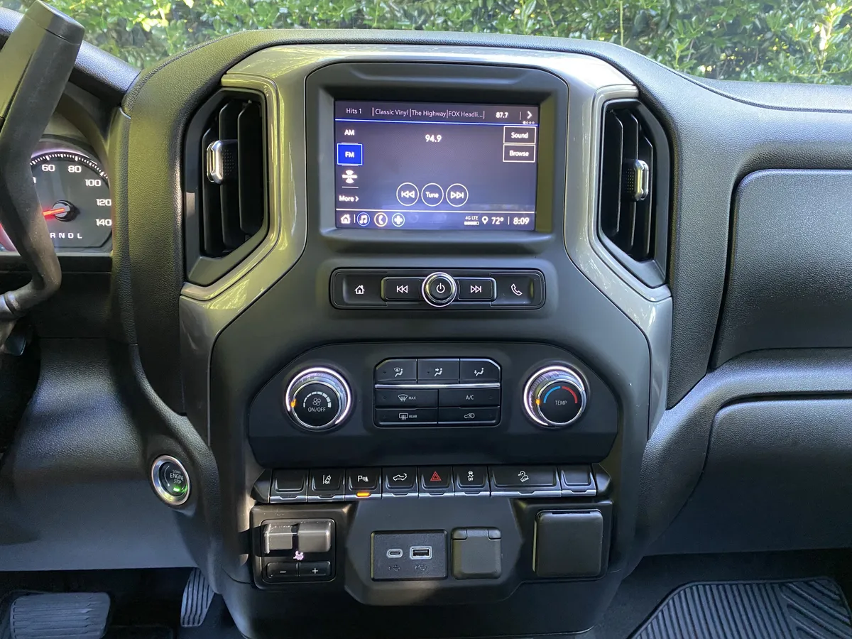 2025 Chevrolet Silverado 2500HD Custom thumbnail 24