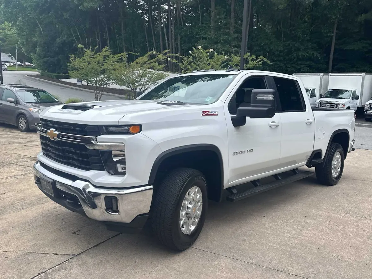 2025 Chevrolet Silverado 2500HD LT thumbnail 3