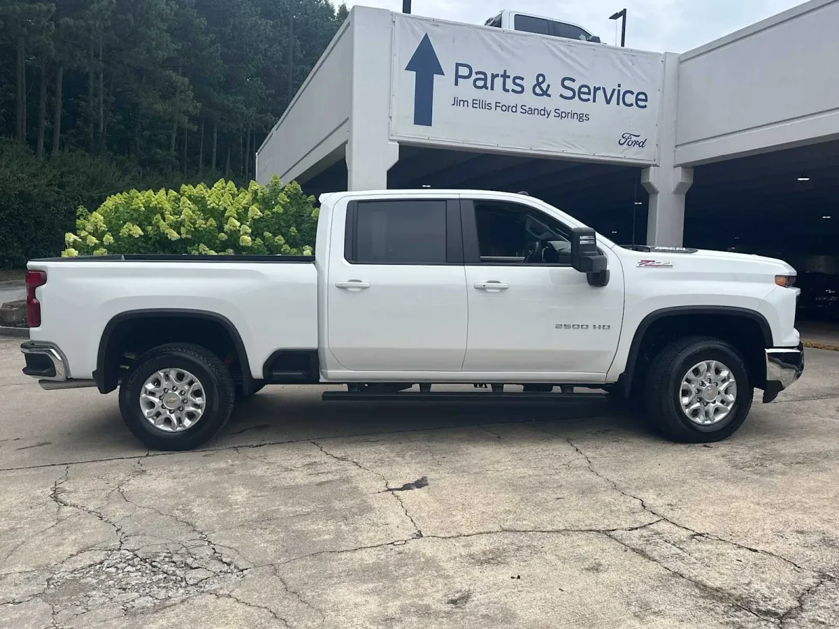 2025 Chevrolet Silverado 2500HD LT thumbnail 9
