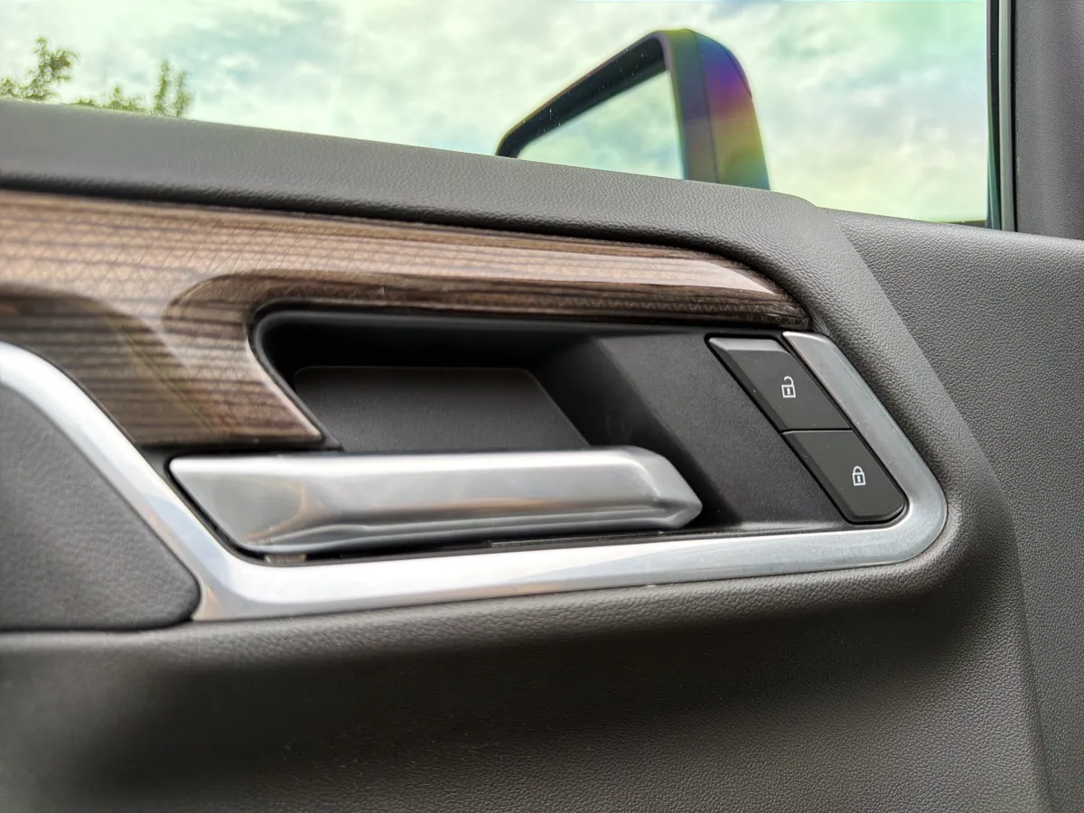 2025 Chevrolet Silverado 2500HD LT thumbnail 23