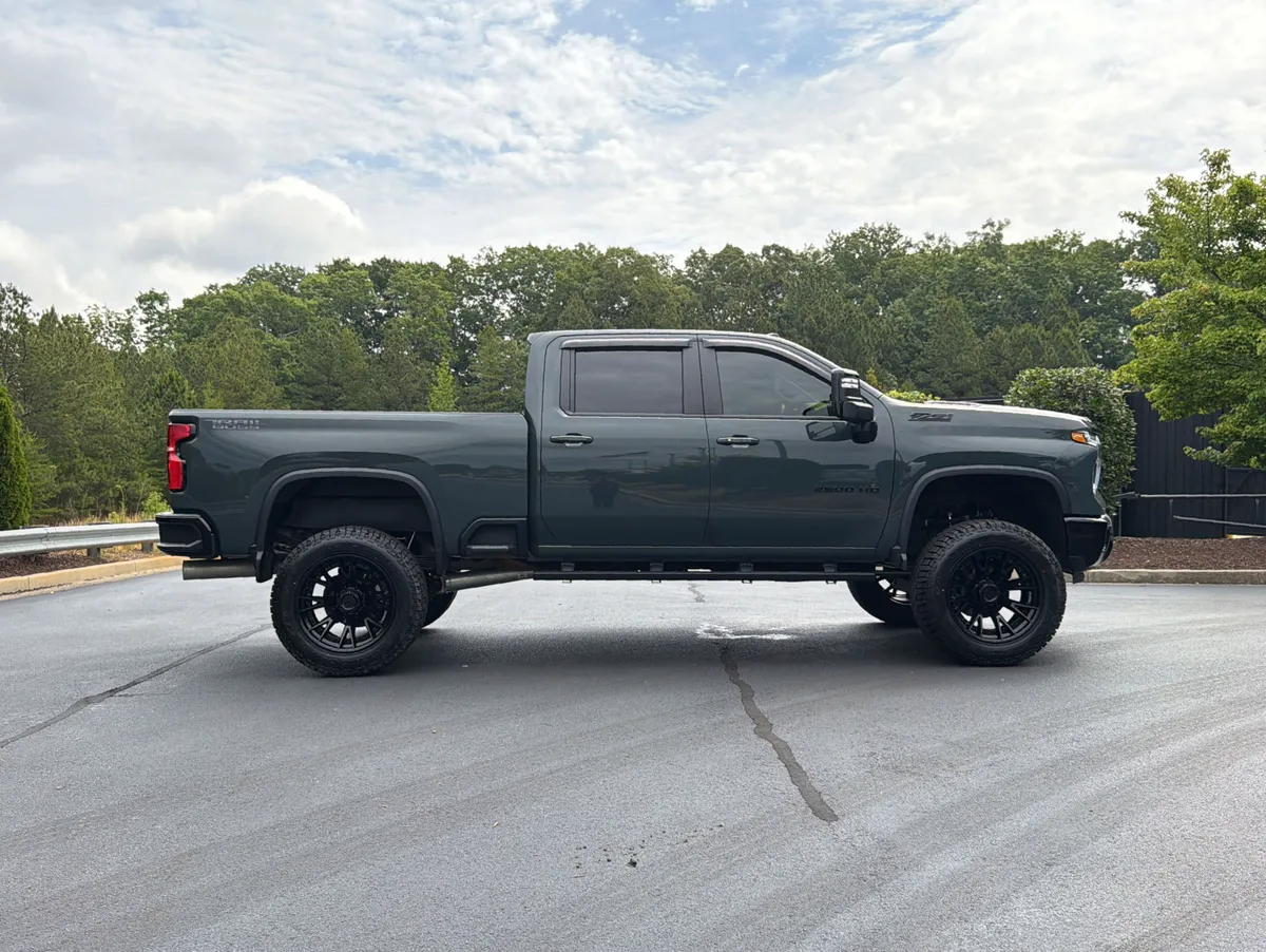 2025 Chevrolet Silverado 2500HD LT thumbnail 4