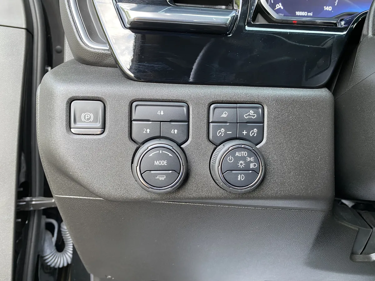 2025 Chevrolet Silverado 2500HD LT thumbnail 17