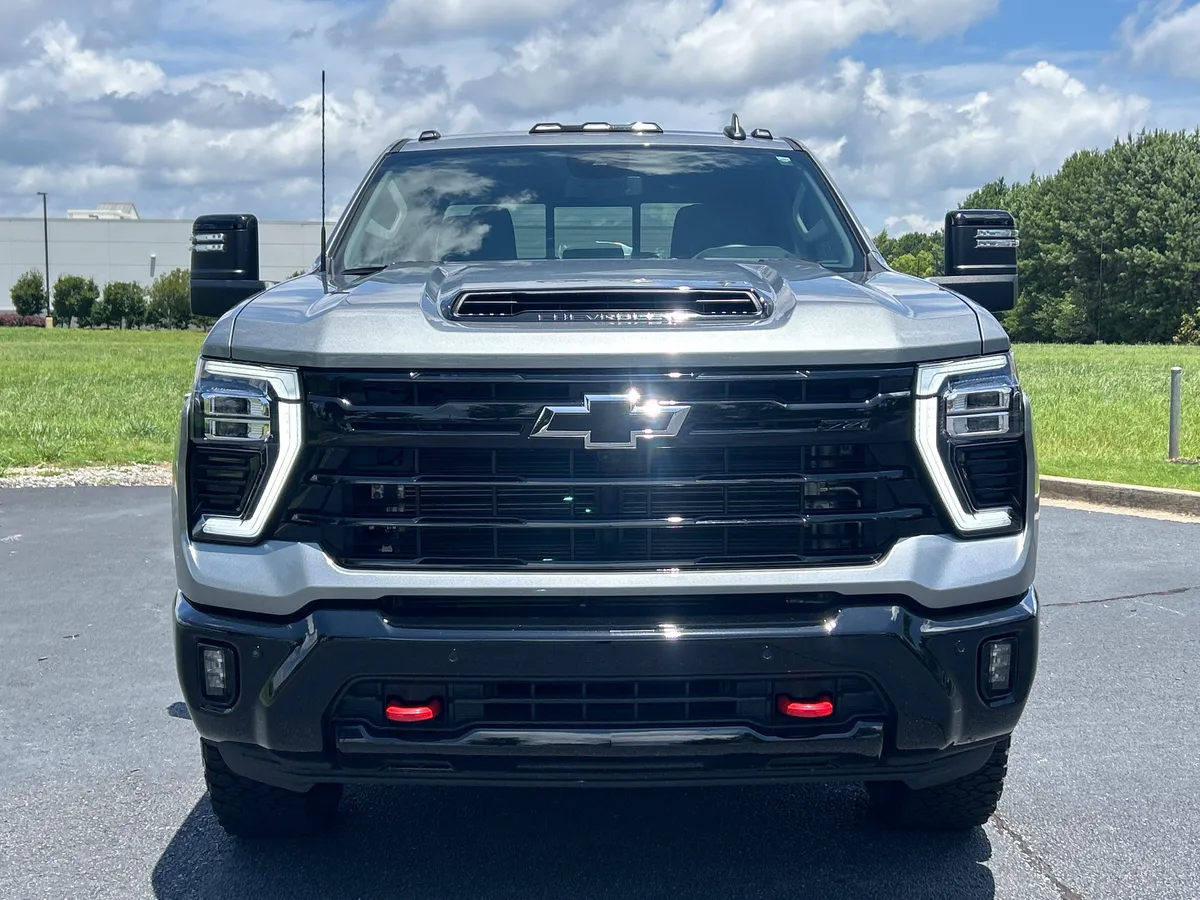 2025 Chevrolet Silverado 2500HD LT thumbnail 2