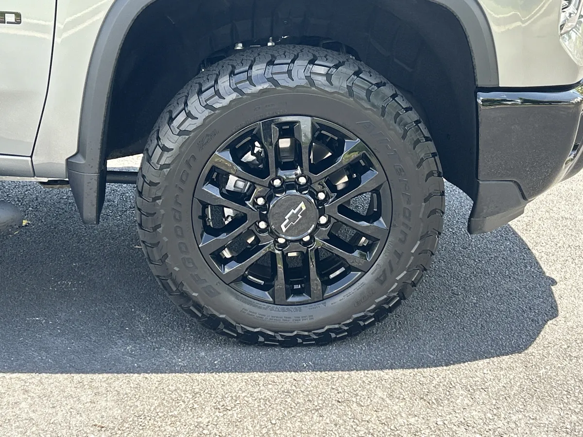 2025 Chevrolet Silverado 2500HD LT thumbnail 32