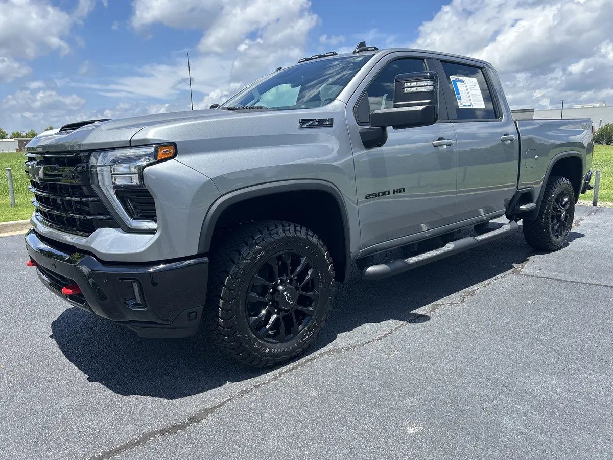 2025 Chevrolet Silverado 2500HD LT thumbnail 4