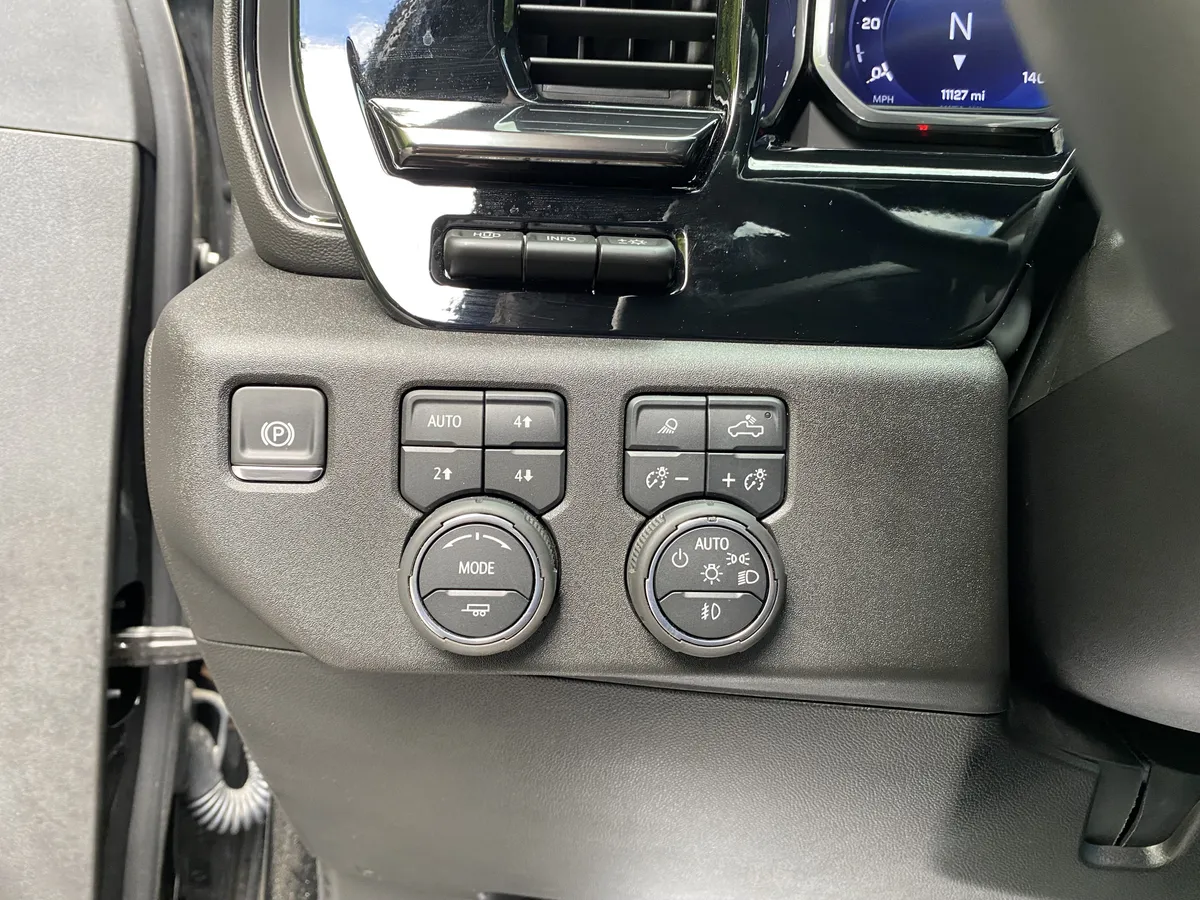 2025 Chevrolet Silverado 2500HD ZR2 thumbnail 18