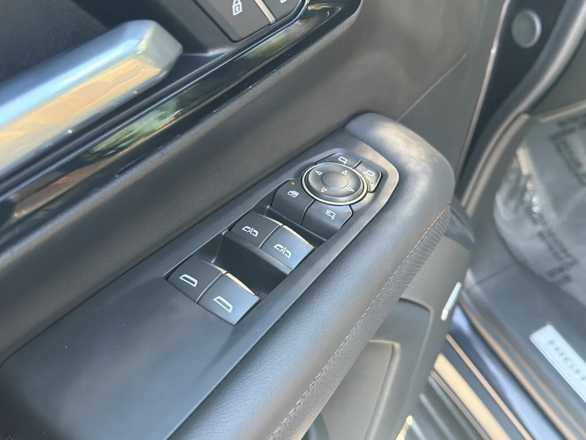 2025 Chevrolet Suburban High Country thumbnail 22