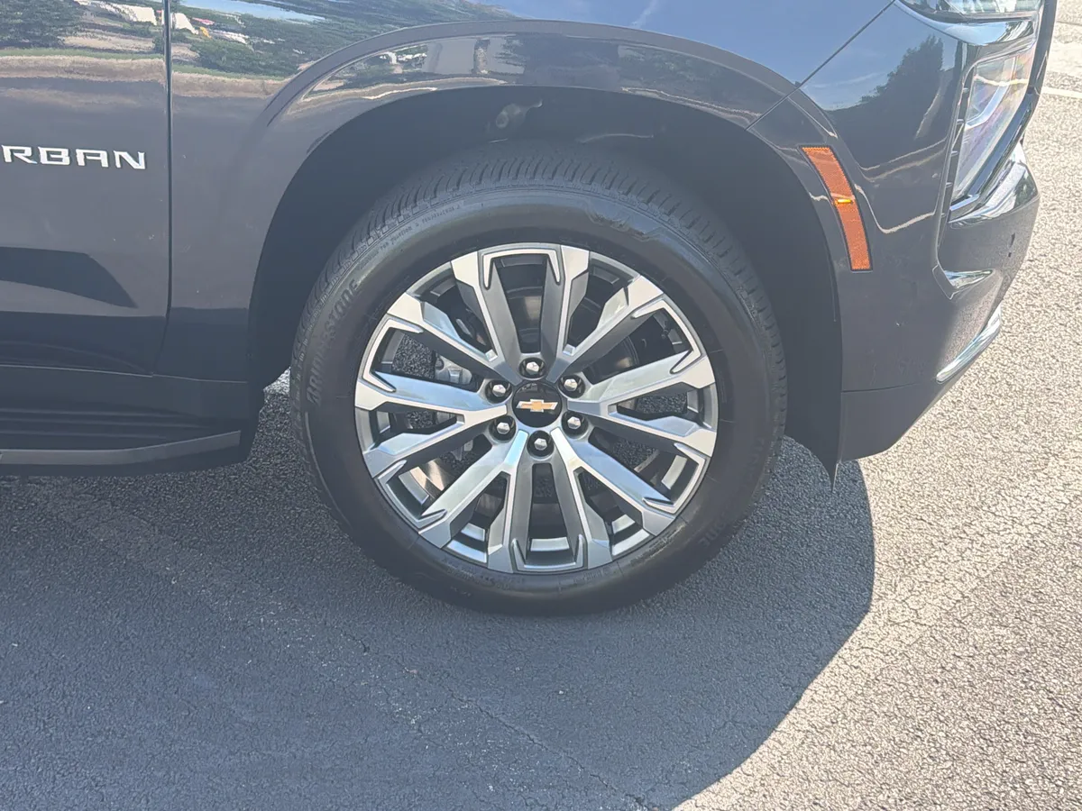 2025 Chevrolet Suburban High Country thumbnail 32