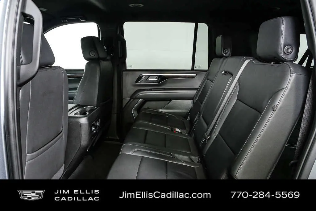 2025 Chevrolet Suburban LT thumbnail 18