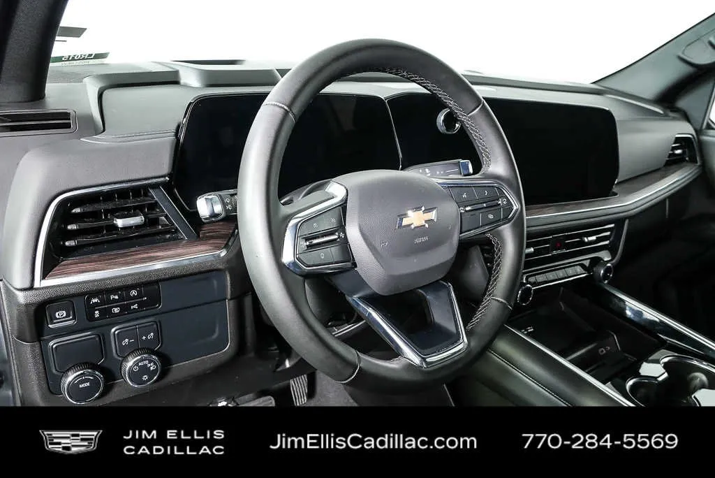 2025 Chevrolet Suburban LT thumbnail 4