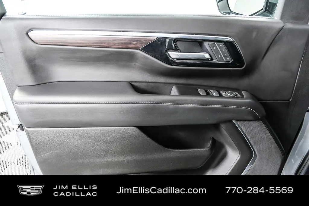 2025 Chevrolet Suburban LT thumbnail 6