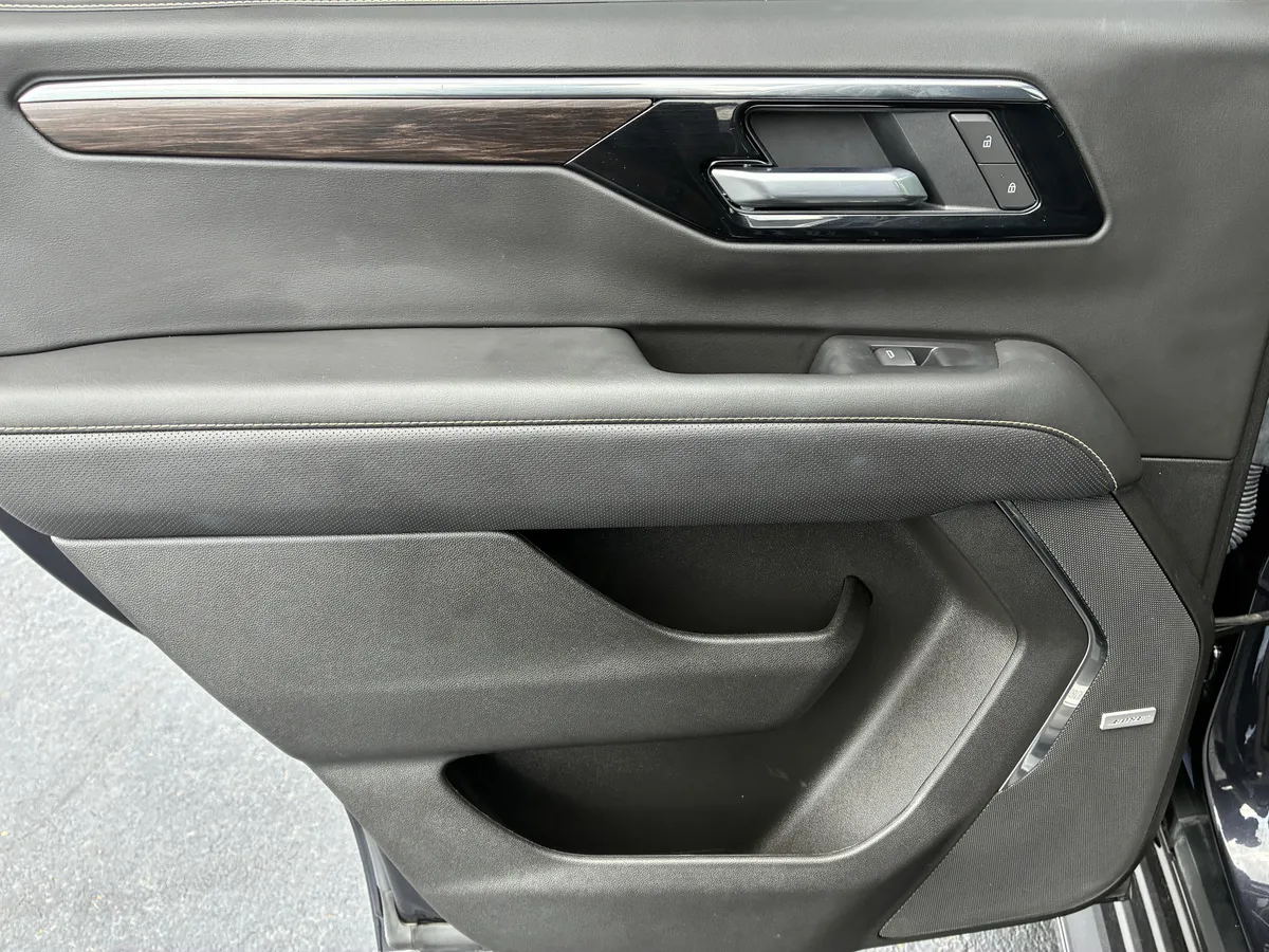 2025 Chevrolet Tahoe Premier thumbnail 17