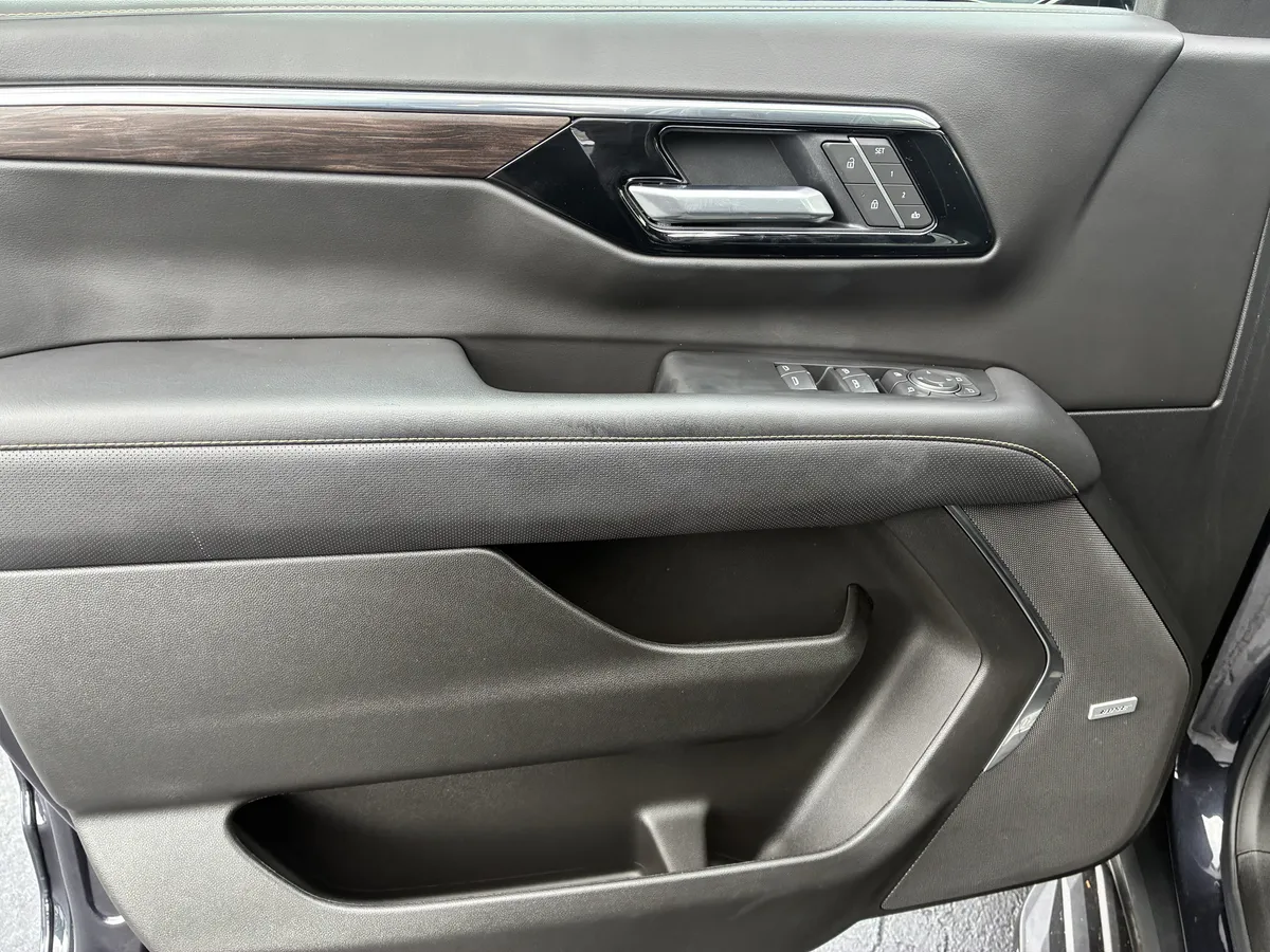 2025 Chevrolet Tahoe Premier thumbnail 25