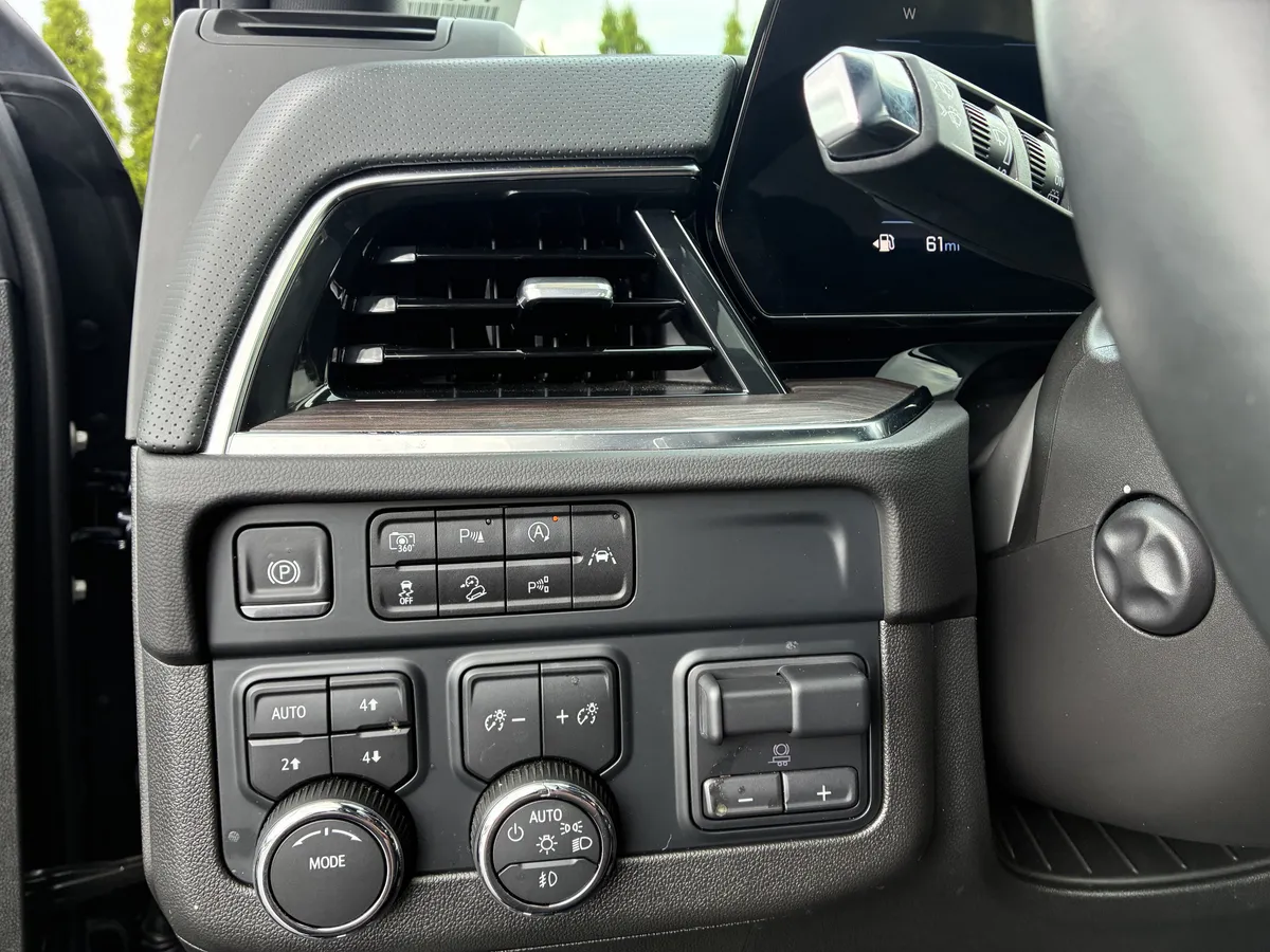 2025 Chevrolet Tahoe Premier thumbnail 29