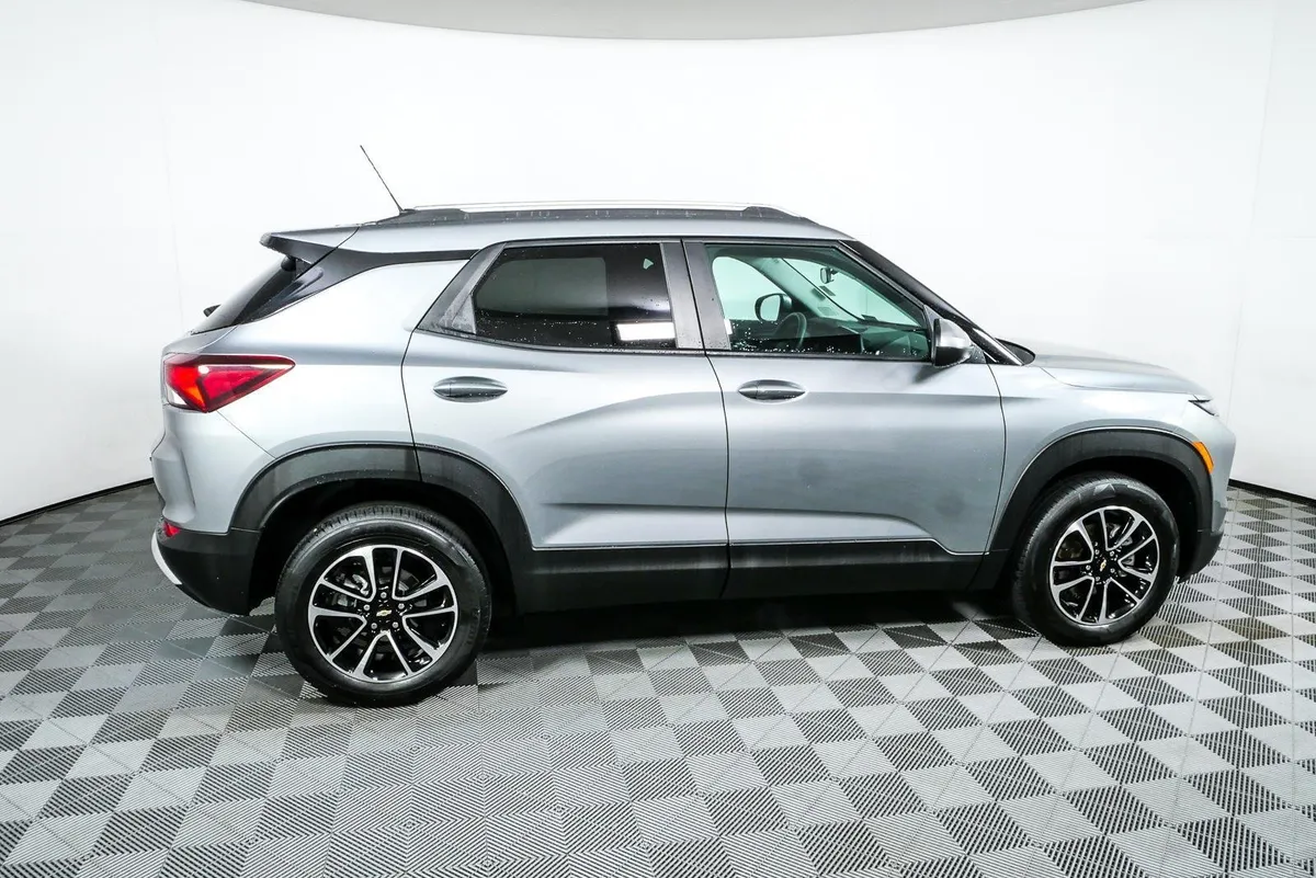 2025 Chevrolet Trailblazer LT thumbnail 2