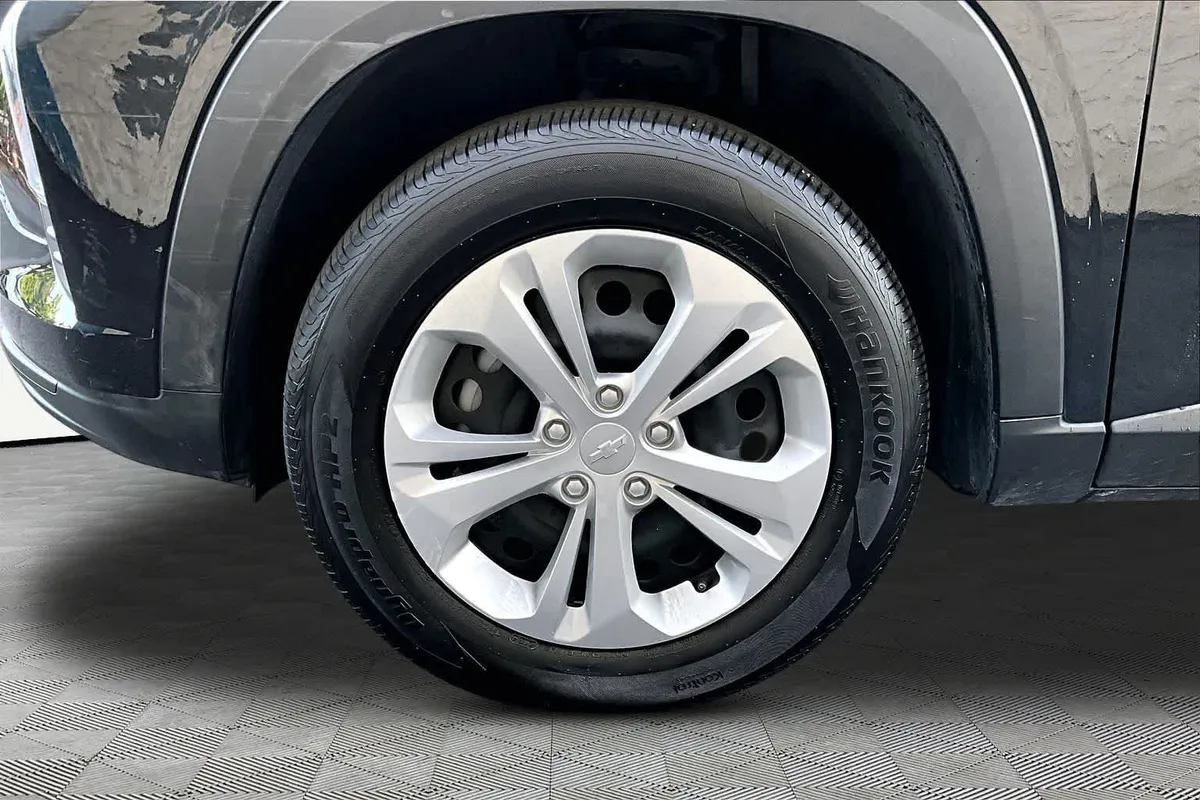 2025 Chevrolet Trax LS thumbnail 11