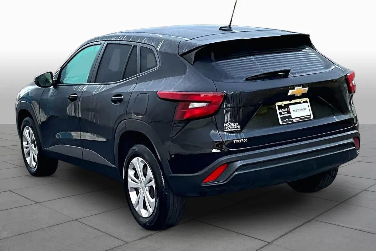 2025 Chevrolet Trax LS thumbnail 12