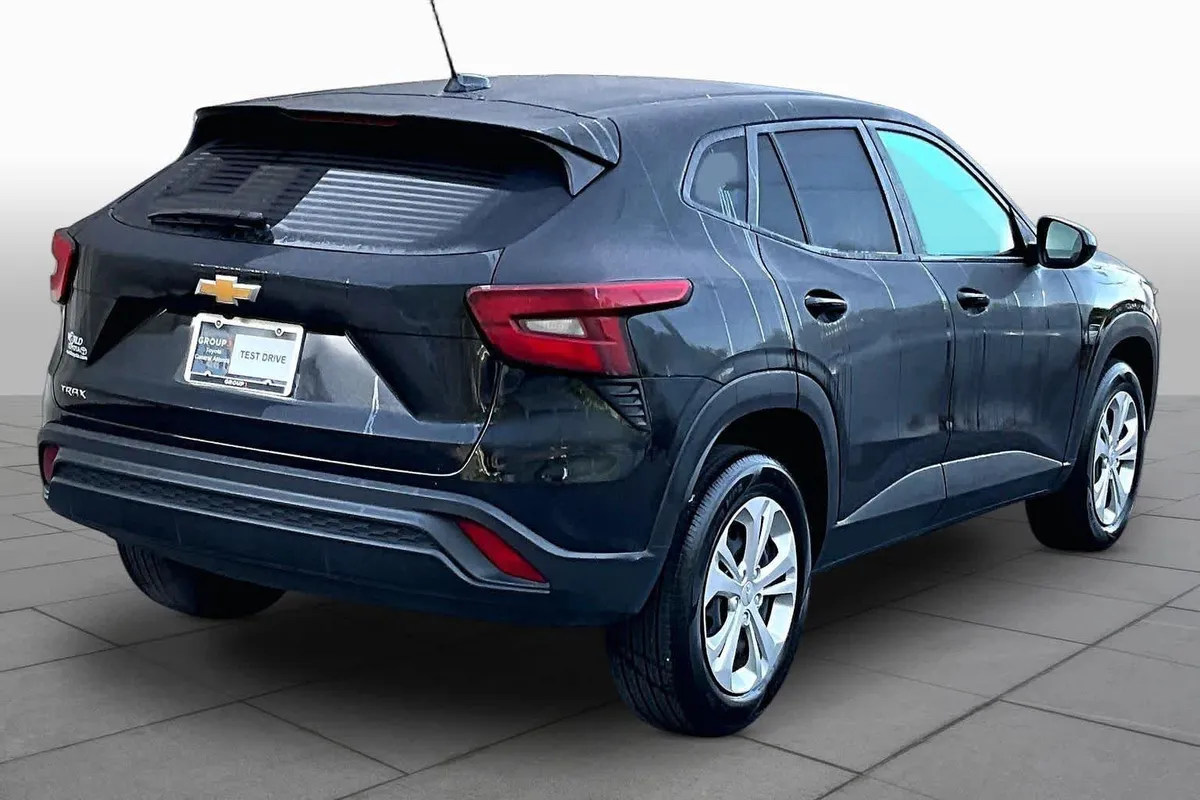 2025 Chevrolet Trax LS thumbnail 13