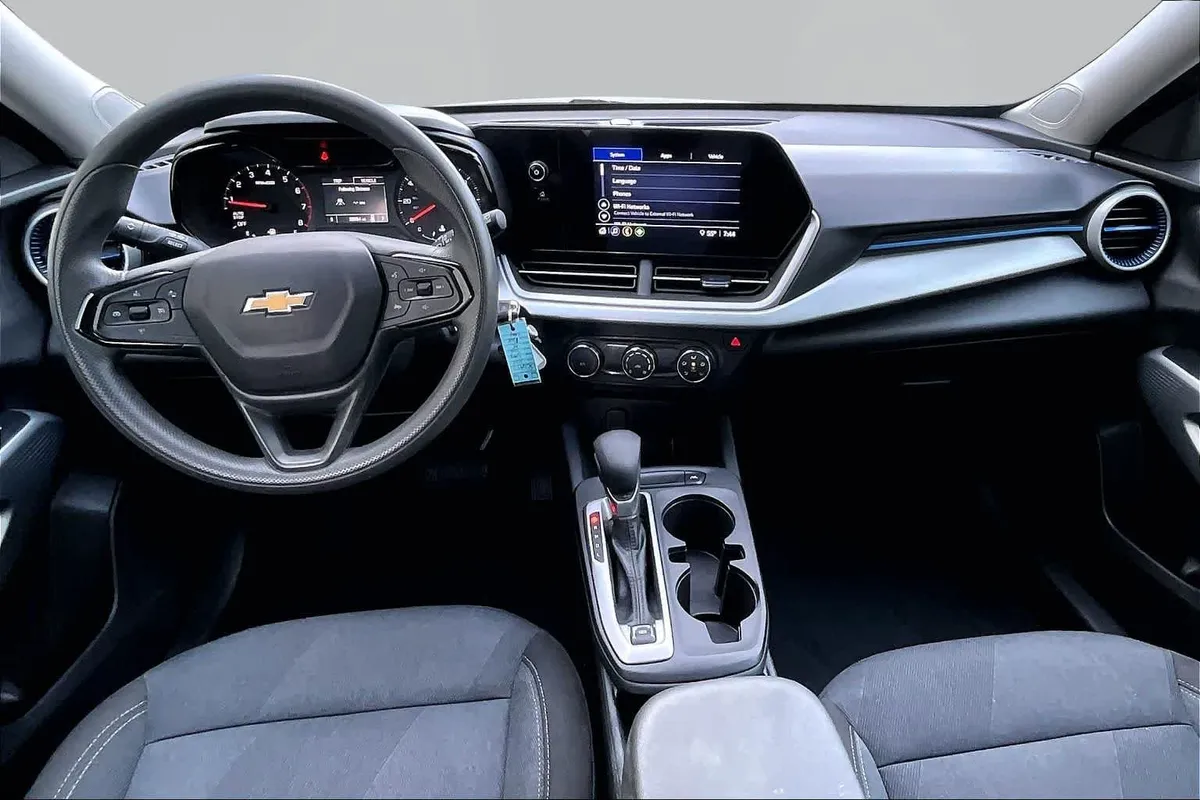 2025 Chevrolet Trax LS thumbnail 15