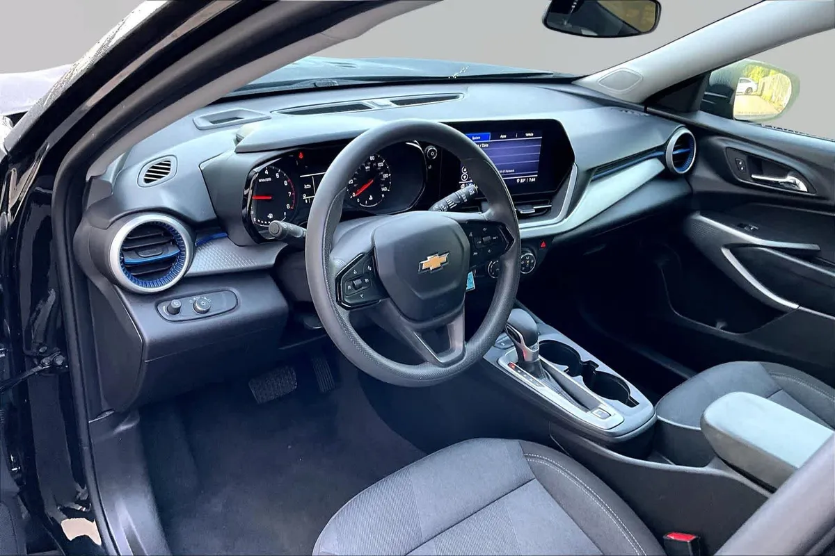 2025 Chevrolet Trax LS thumbnail 17