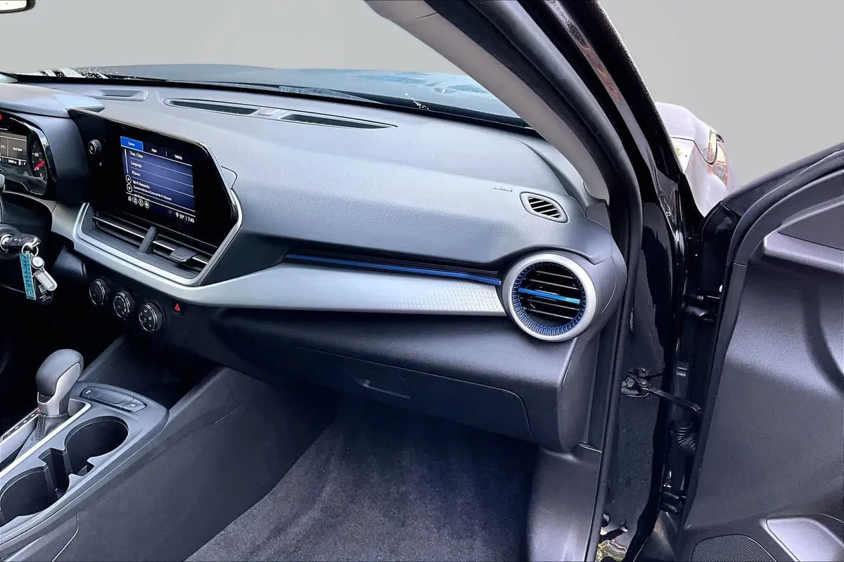 2025 Chevrolet Trax LS thumbnail 18