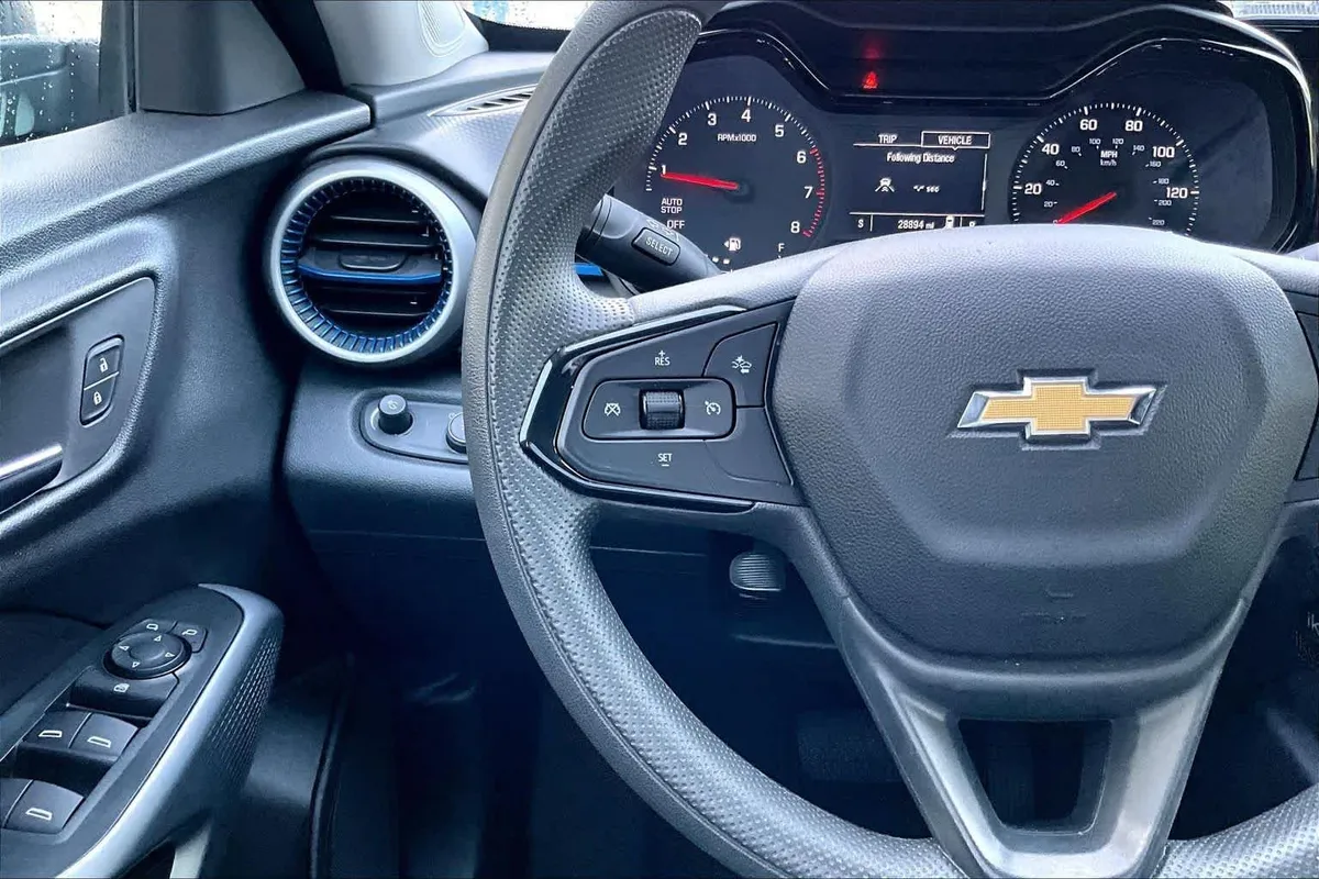 2025 Chevrolet Trax LS thumbnail 23