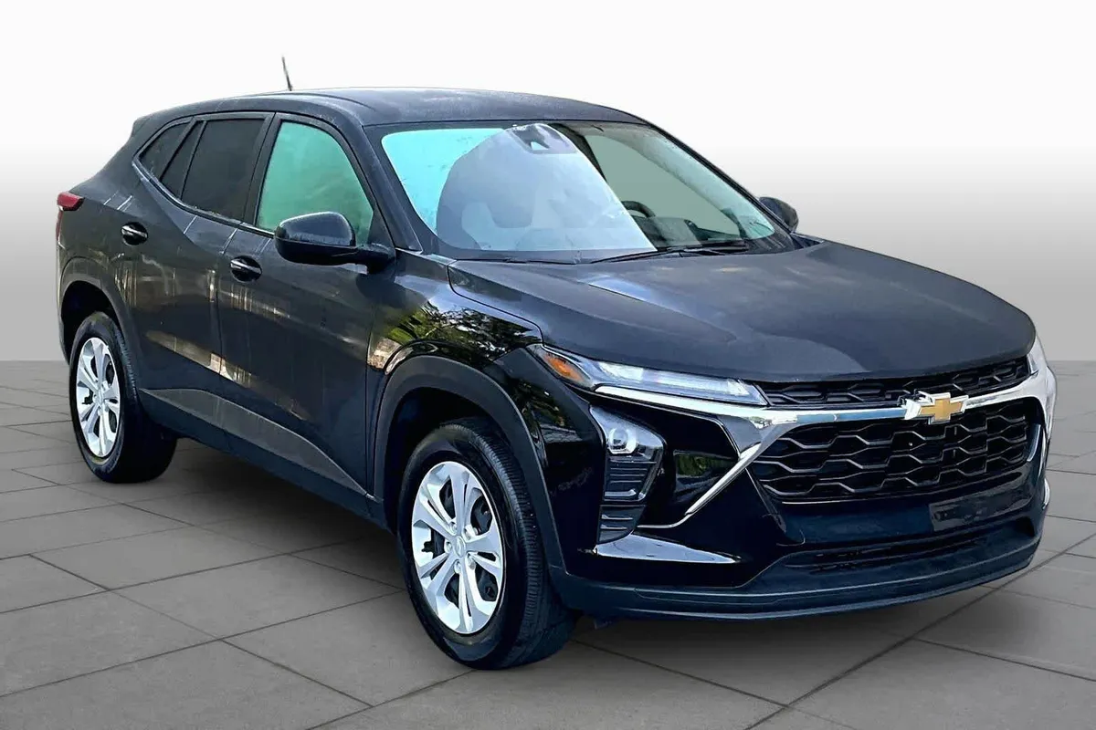 2025 Chevrolet Trax LS thumbnail 3