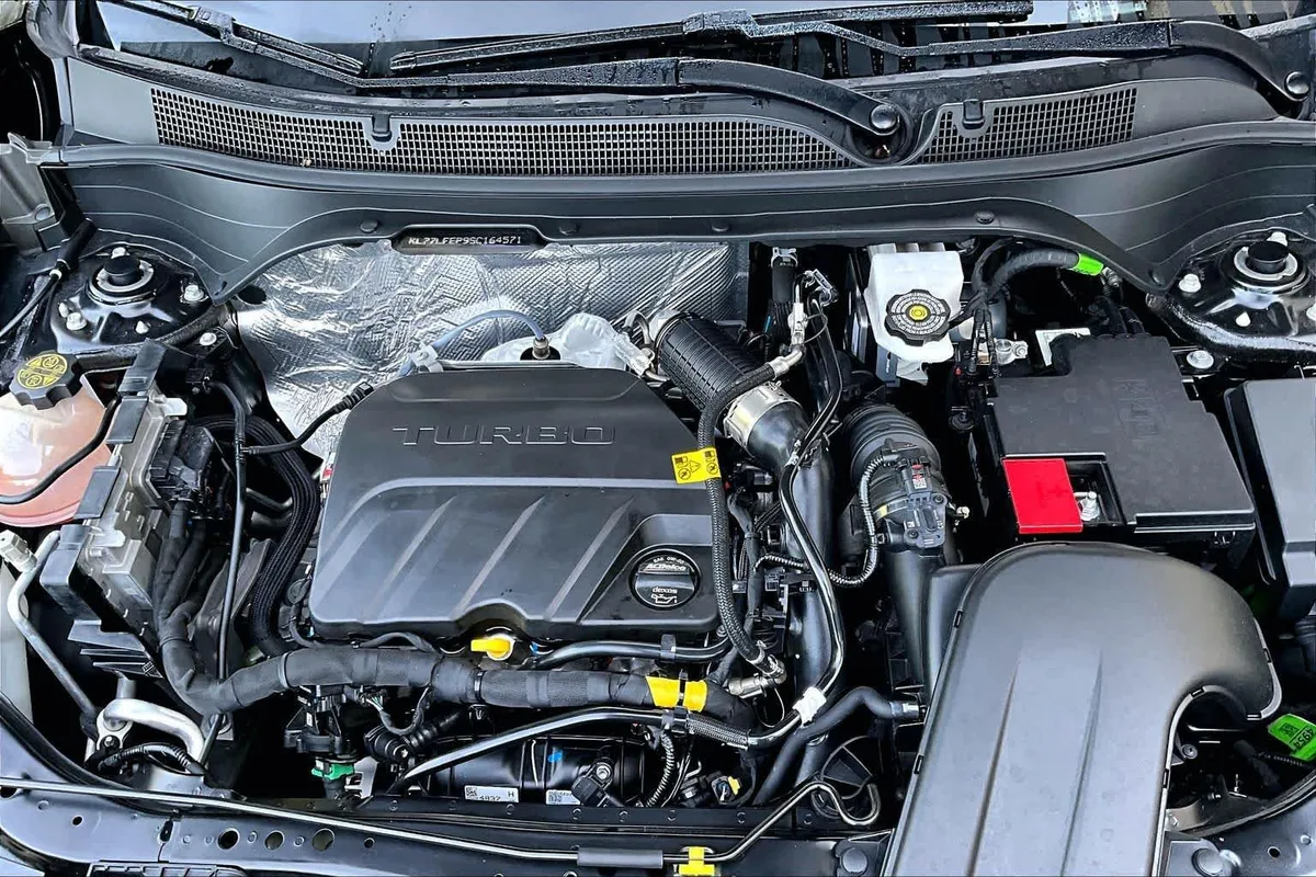 2025 Chevrolet Trax LS thumbnail 31