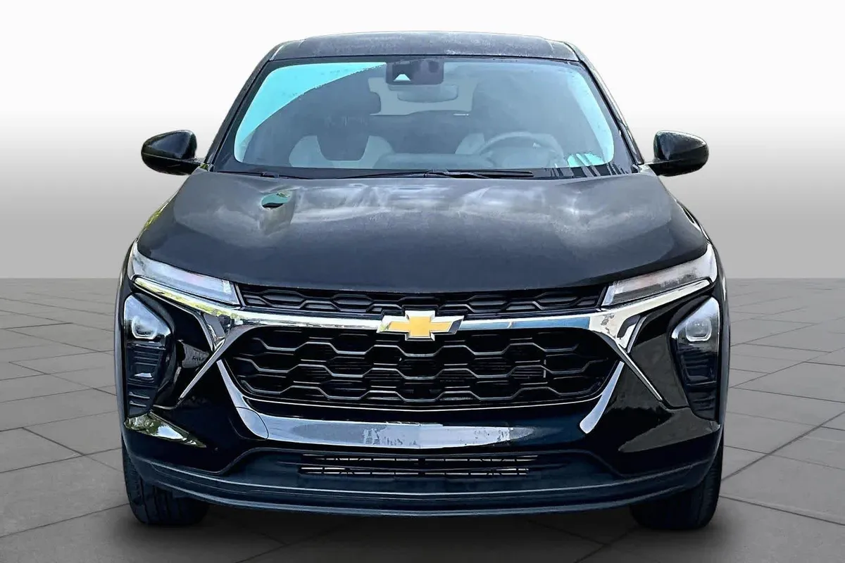 2025 Chevrolet Trax LS thumbnail 4