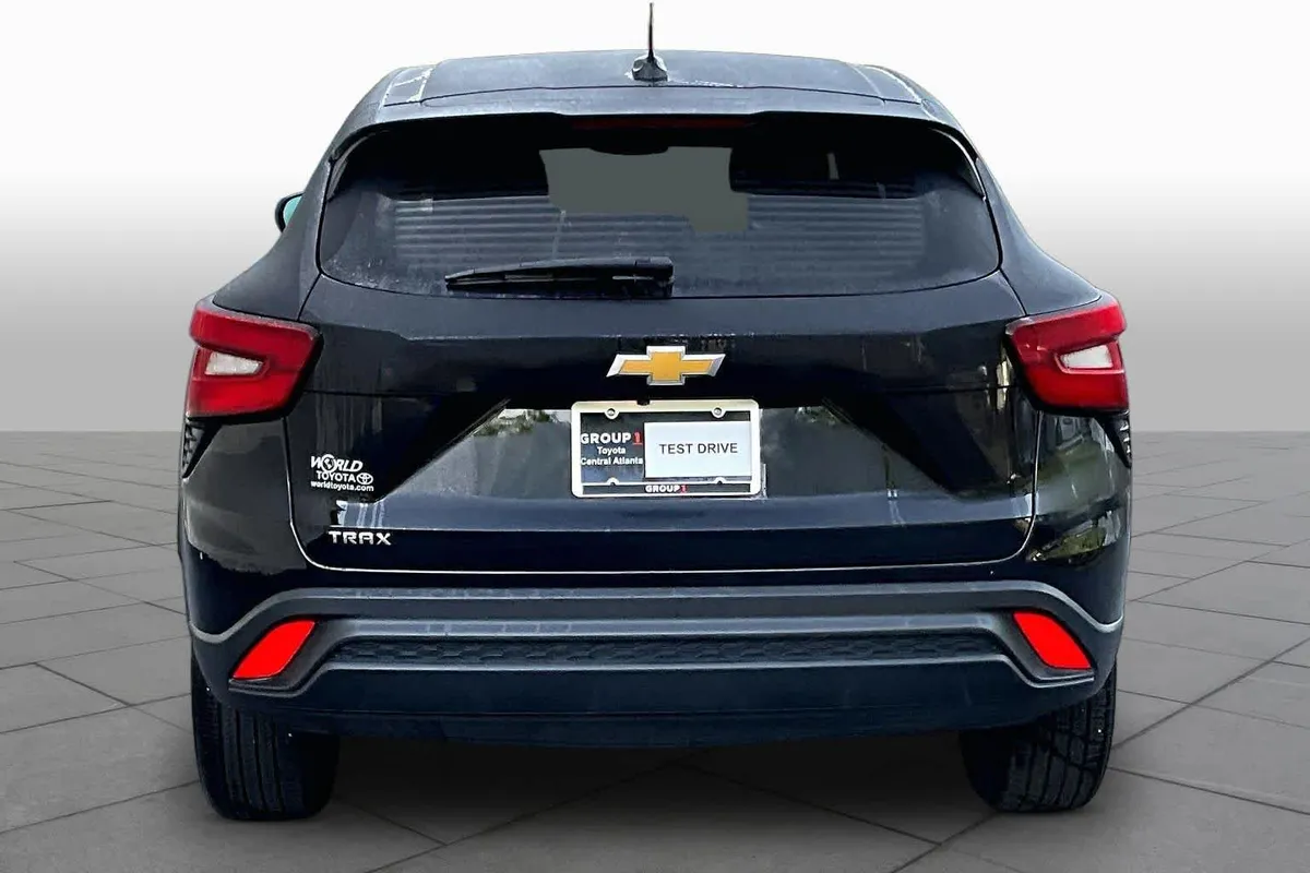 2025 Chevrolet Trax LS thumbnail 5