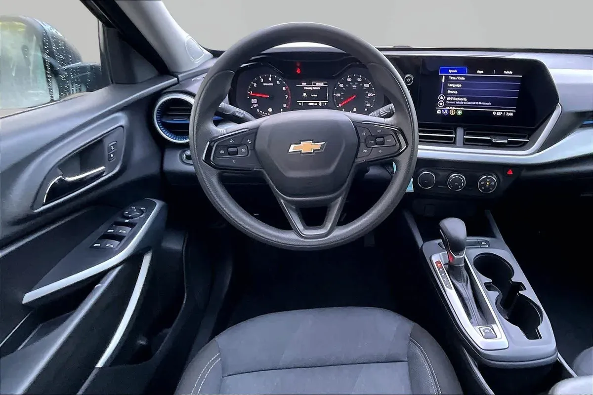 2025 Chevrolet Trax LS thumbnail 6