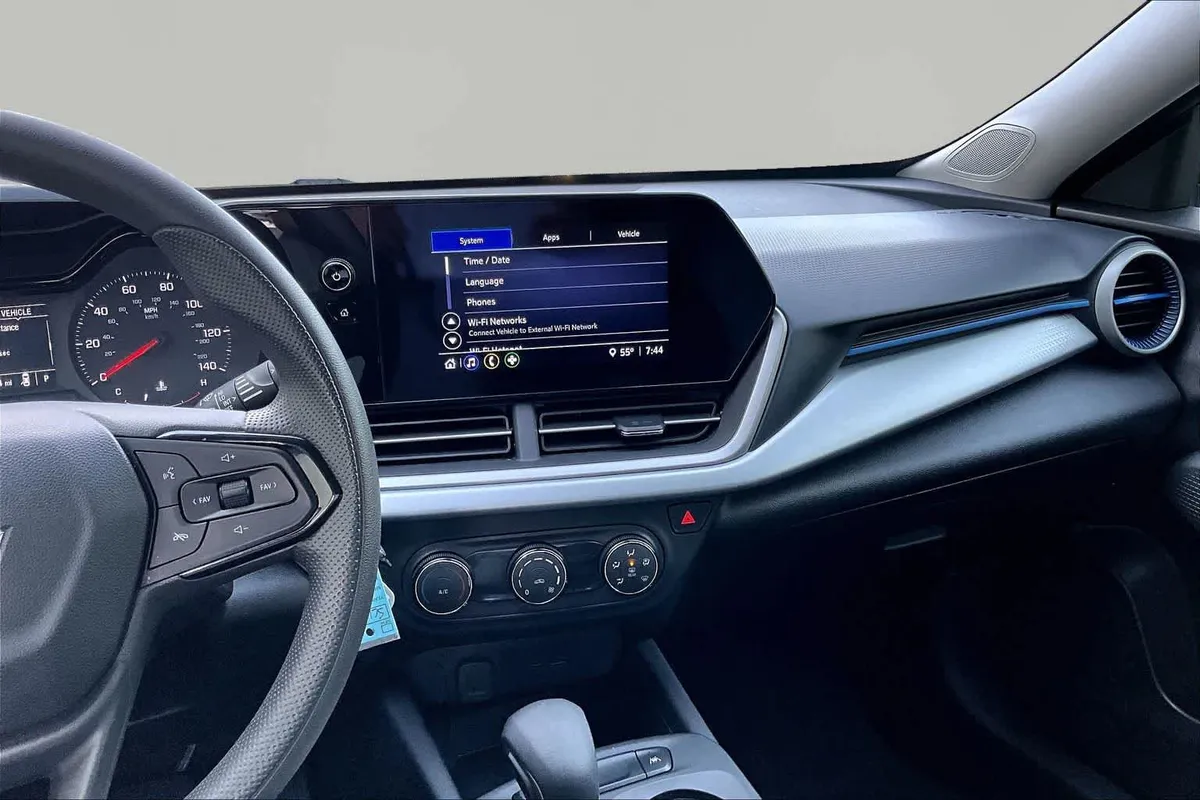 2025 Chevrolet Trax LS thumbnail 7