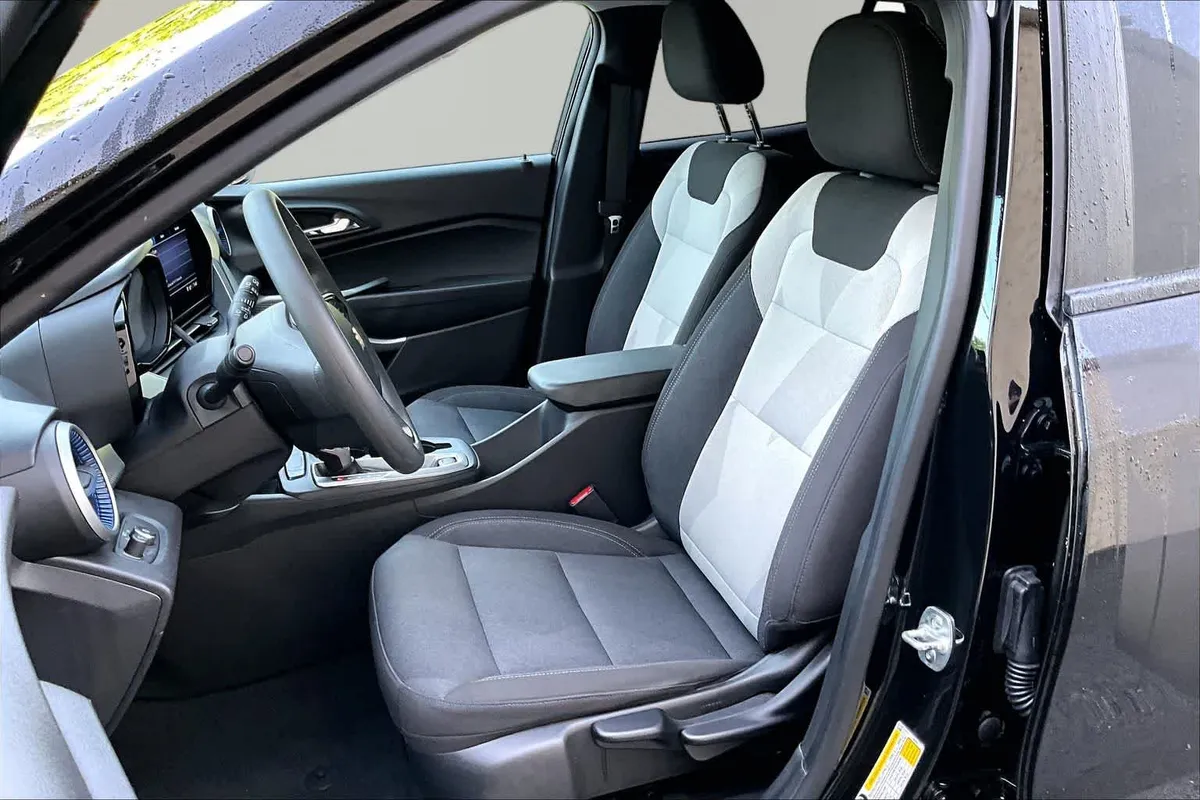 2025 Chevrolet Trax LS thumbnail 8