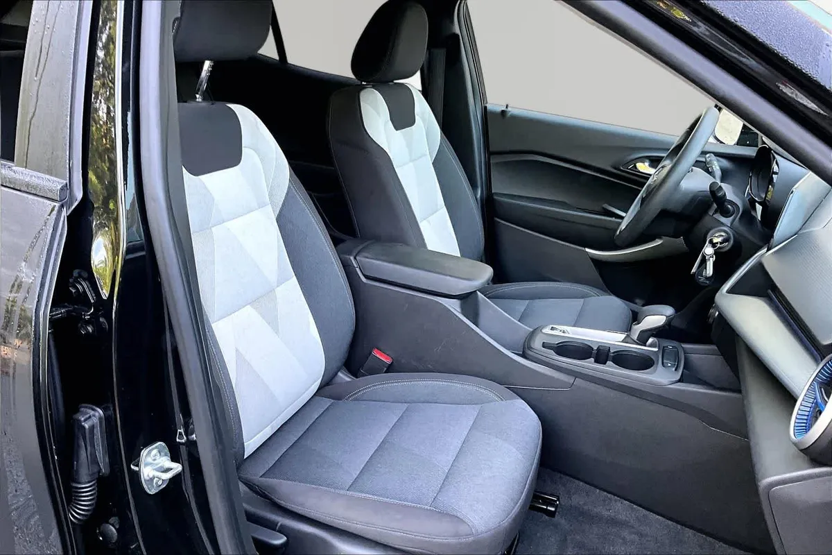 2025 Chevrolet Trax LS thumbnail 9