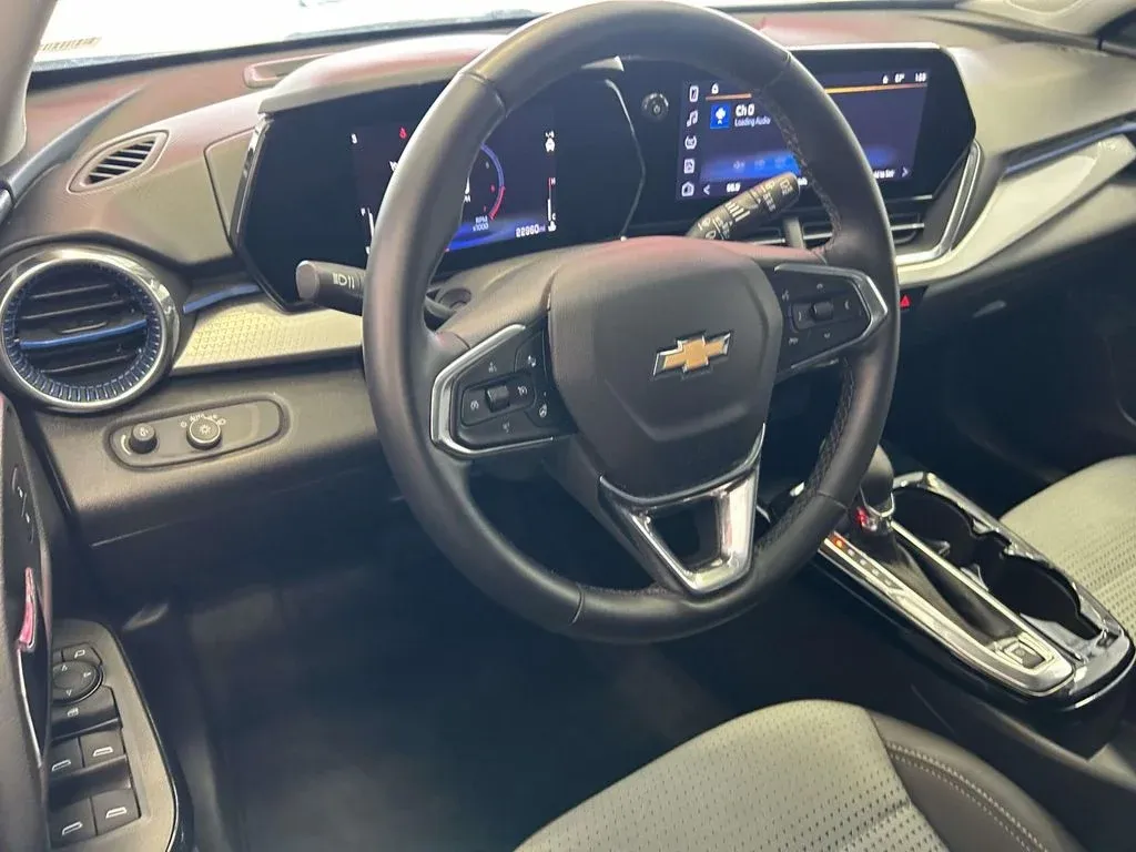 2025 Chevrolet Trax LT thumbnail 13