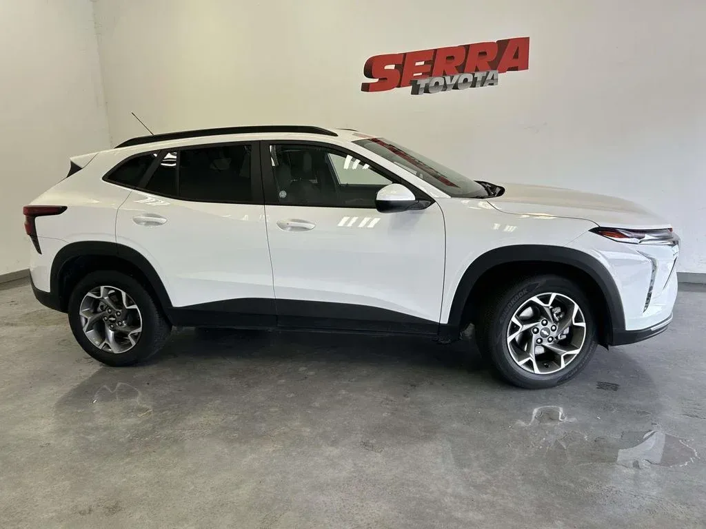 2025 Chevrolet Trax LT thumbnail 2