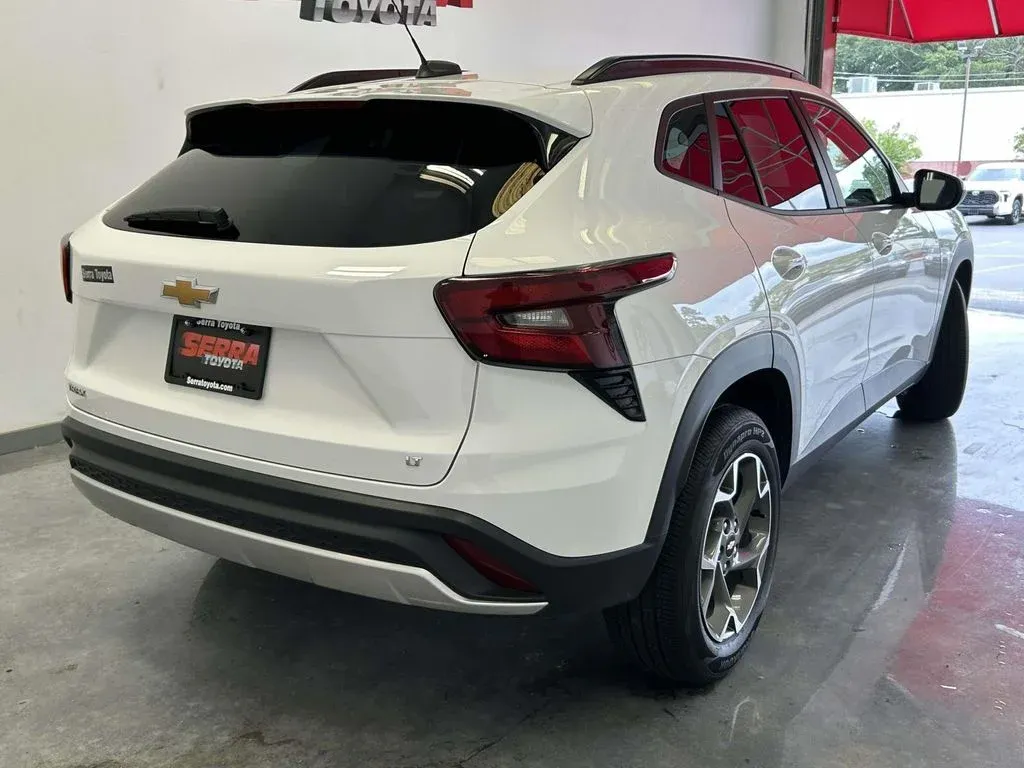 2025 Chevrolet Trax LT thumbnail 3