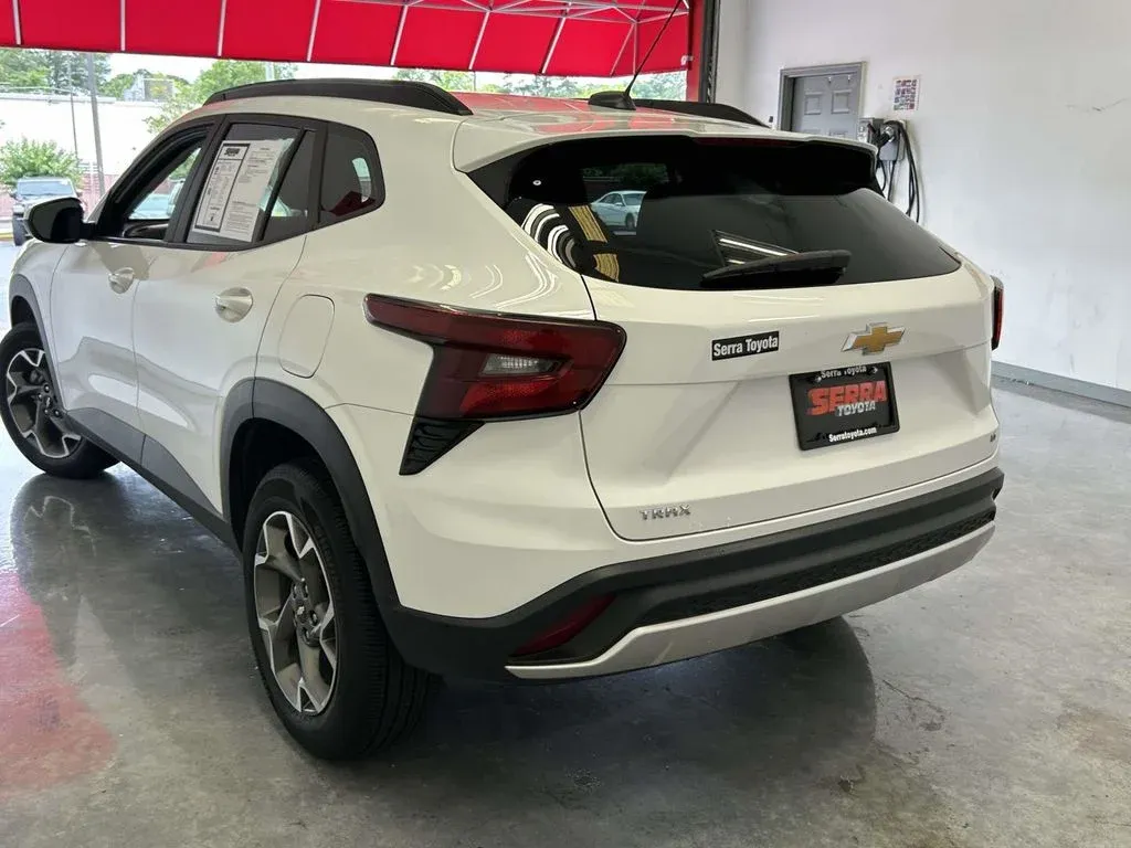 2025 Chevrolet Trax LT thumbnail 5