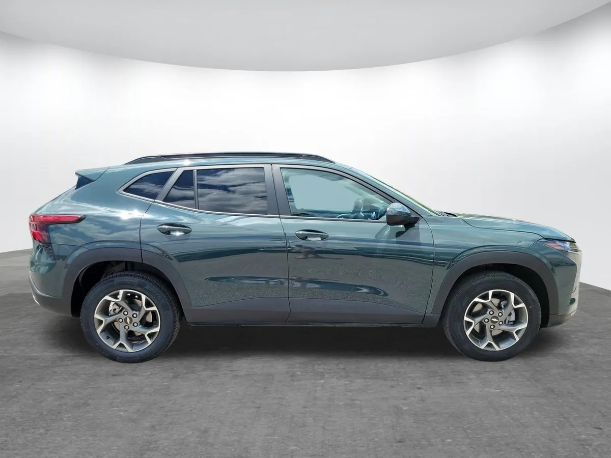 2025 Chevrolet Trax LT thumbnail 18