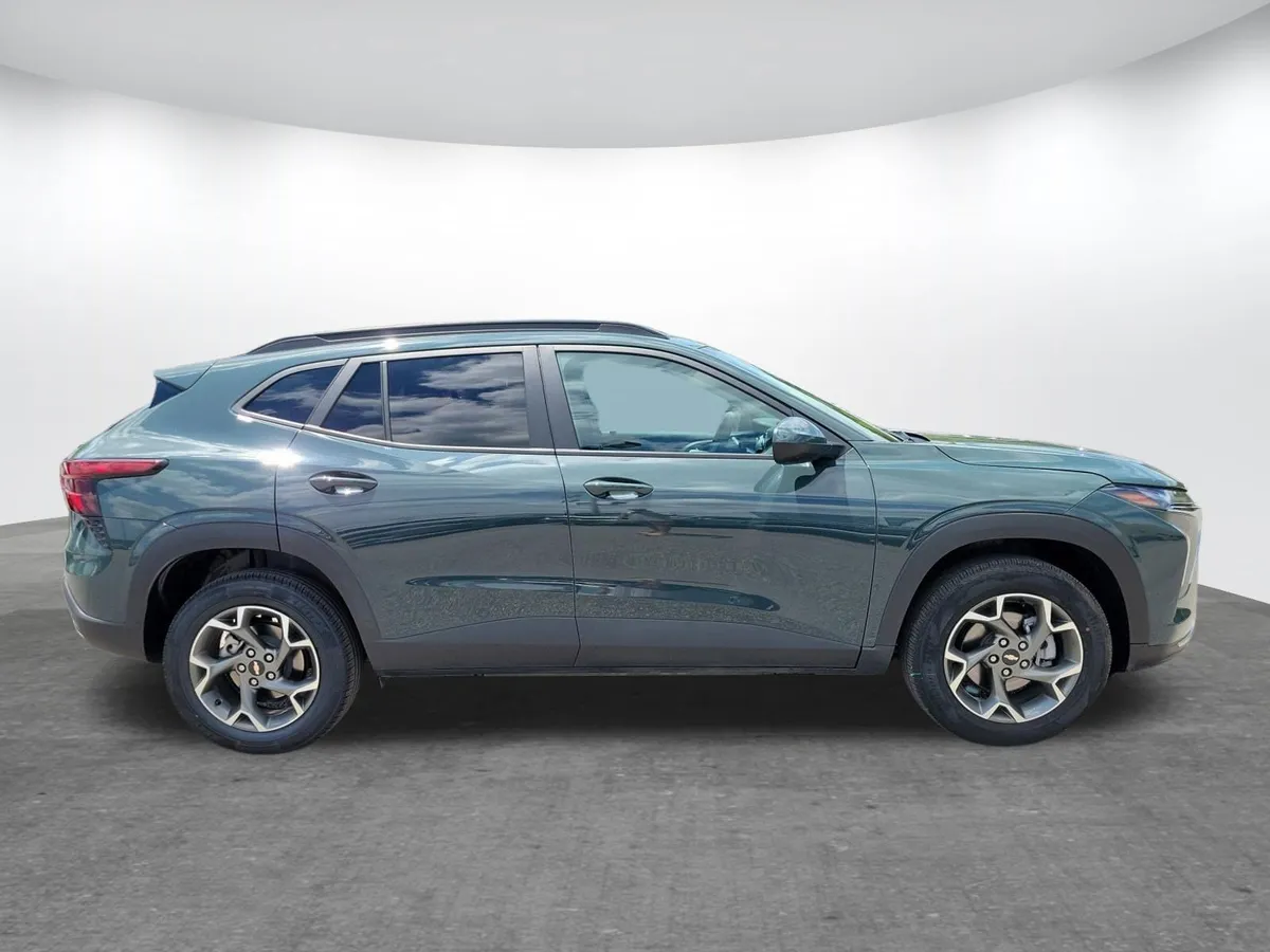 2025 Chevrolet Trax LT thumbnail 2