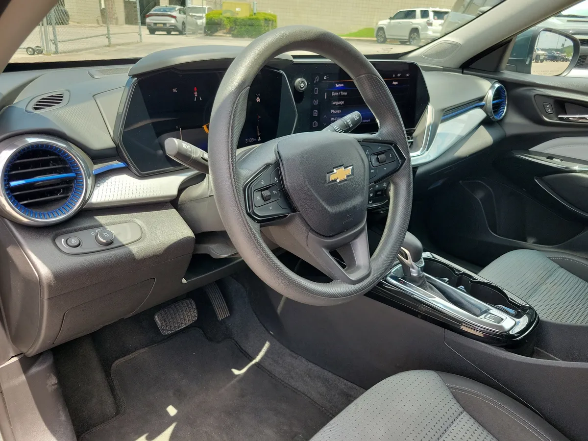 2025 Chevrolet Trax LT thumbnail 3