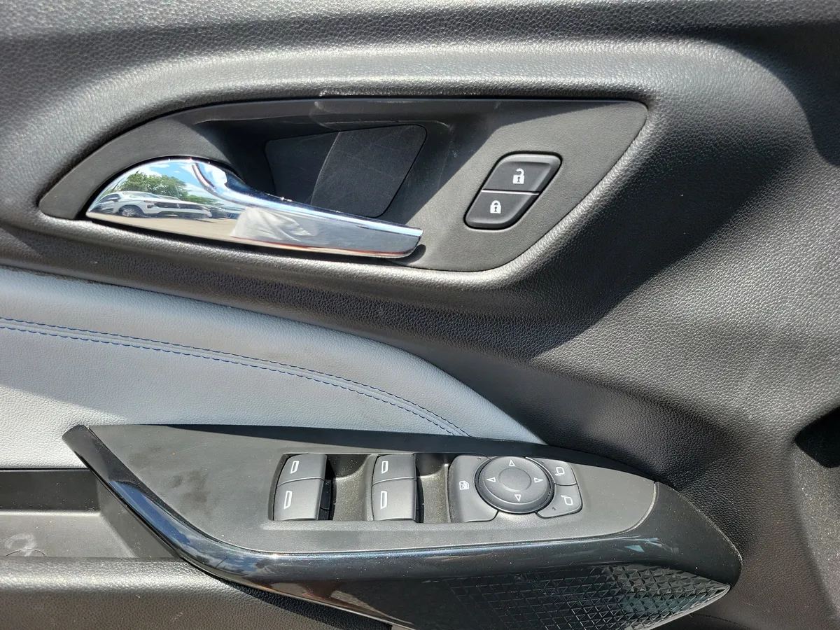 2025 Chevrolet Trax LT thumbnail 5